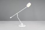 Biała lampa biurkowa Manduro z jedną diodą LED 6W, z regulowanym ramieniem i okrągłą podstawą. Ujęcie z boku, na szarym tle, lampa ustawiona w pozycji stojącej, z wyraźnym źródłem światła w górnej części. Kabel zasilający widoczny na stole.