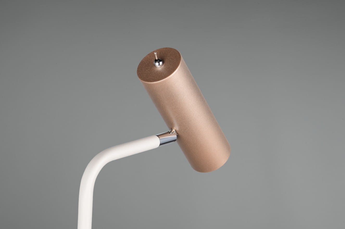 Lampa podłogowa Marley z białym stelażem i kawowym kloszem w formie cylindrycznej. Klosz o matowej teksturze, zamocowany na metalowym ramieniu z chromowanym wykończeniem. Ujęcie z boku, skupione na detalu klosza.