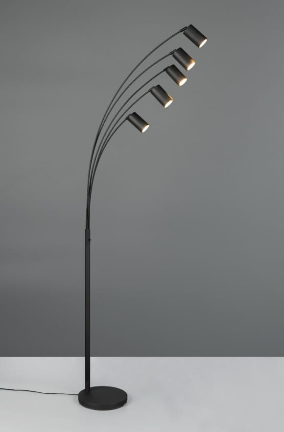 Lampa podłogowa Marley w kolorze czarnym z pięcioma reflektorami GU10, umieszczonymi na zakrzywionych ramionach. Stojąca na okrągłej podstawie, z przewodem widocznym z boku, na jednolitym tle.