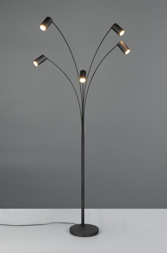 Czarna lampa podłogowa Marley z pięcioma źródłami światła GU10. Posiada smukły, metalowy słup oraz cztery gięte ramiona zakończone cylindrycznymi kloszami. Ustawiona na okrągłej podstawie, na szarym tle.