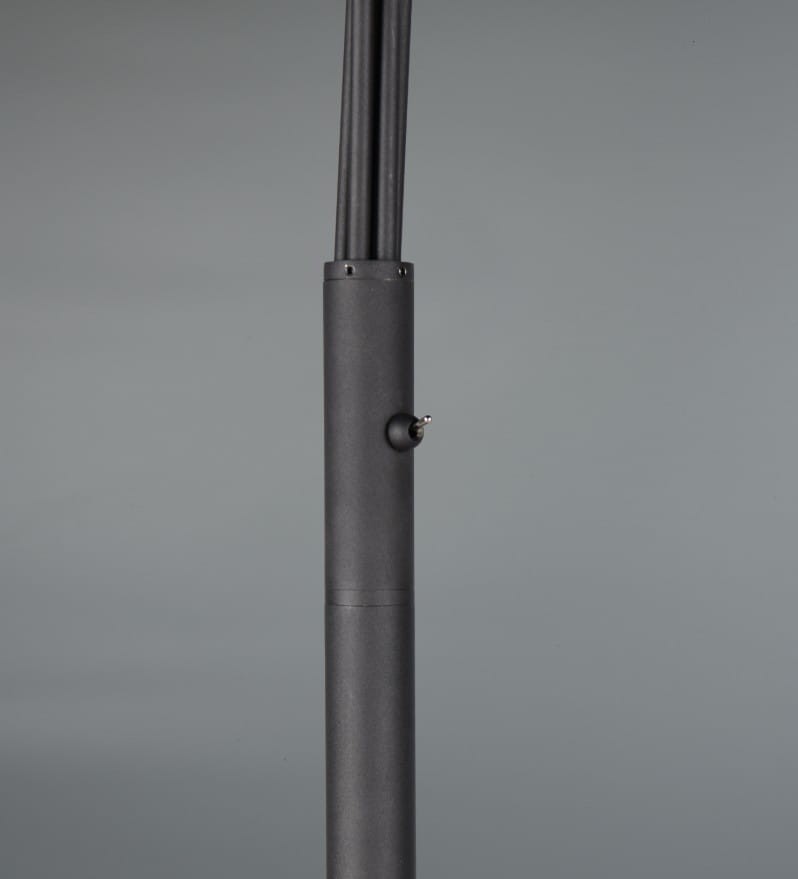 Czarna lampa podłogowa Marley z pięcioma gniazdami GU10, o prostym, cylindrycznym kształcie. Widać widoczny przycisk na korpusie. Ujęcie z boku, na jednolitym tle, podkreślające minimalistyczny design.