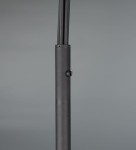 Czarna lampa podłogowa Marley z pięcioma gniazdami GU10, o prostym, cylindrycznym kształcie. Widać widoczny przycisk na korpusie. Ujęcie z boku, na jednolitym tle, podkreślające minimalistyczny design.