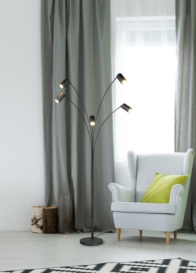Lampa podłogowa Marley w kolorze czarnym z pięcioma oprawami GU10. Posiada elegancką, łukowatą konstrukcję z trzema głowicami świecącymi w różnych kierunkach.