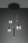 Czarna lampa wisząca Mataro z pięcioma źródłami światła w różnych kształtach: dwa cylindryczne, jeden okrągły z przezroczystym kloszem oraz dwa długie metalowe. Lampa zawieszona na cienkich linkach, montowana do sufitu, na tle szarej ściany.