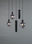 Lampa wisząca Mataro w kolorze czarnym z pięcioma źródłami światła E27/E14/GU10. Elementy w formie cylindrycznych i kulistych kloszy, umieszczone na cienkich przewodach. Tło w odcieniu szarości, podkreślające nowoczesny design.