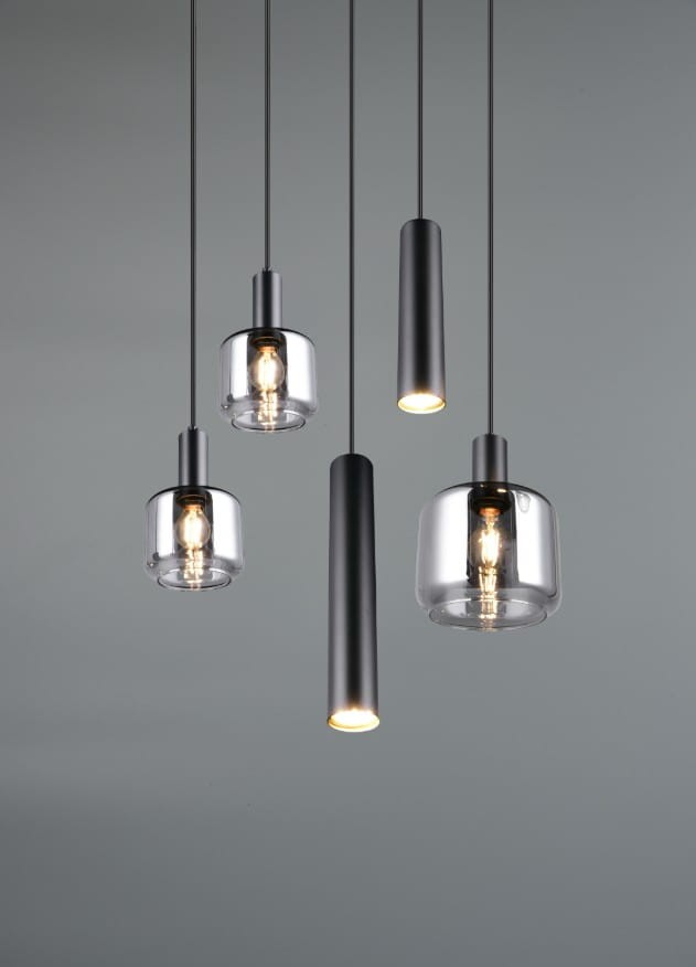 Lampa wisząca Mataro z pięcioma źródłami światła E27/E14/GU10, w kolorze czarnym. Składa się z różnych kloszy: szklanych i metalowych, zawieszonych na długich przewodach, w nowoczesnym stylu. Tło w odcieniach szarości.