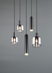 Lampa wisząca Mataro z pięcioma źródłami światła E27/E14/GU10, w kolorze czarnym. Składa się z różnych kloszy: szklanych i metalowych, zawieszonych na długich przewodach, w nowoczesnym stylu. Tło w odcieniach szarości.