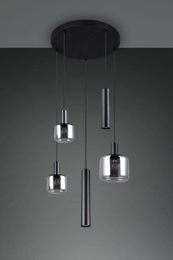 Lampa wisząca Mataro w kolorze czarnym z pięcioma źródłami światła E27/E14/GU10. Składa się z różnych wysokości cylindrycznych i szklanych kloszy, zawieszonych na cienkich linkach. Montowana na okrągłej podstawie.