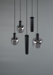 Lampa wisząca Mataro z pięcioma źródłami światła, w kolorze czarnym. Składa się z dwóch okrągłych, przezroczystych kloszy oraz trzech prostokątnych, czarnych elementów. Zawieszona na cienkich linkach, na szarym tle.