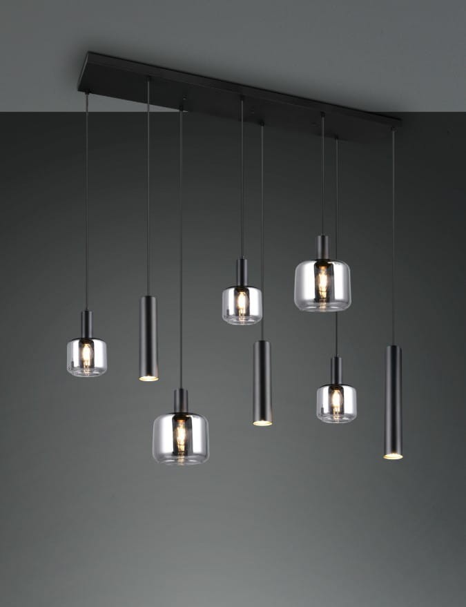 Lampa wisząca Mataro w kolorze czarnym z sześcioma źródłami światła. Szklane klosze o różnych kształtach, na metalowych zawieszeniach. Prosta, nowoczesna konstrukcja montowana do sufitu, idealna do aranżacji wnętrz.