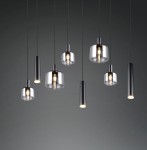 Lampa wisząca Mataro z osiemnastoma źródłami światła E27/E14/GU10, w kolorze czarnym. Składa się z różnych szklanych kloszy w kształcie cylindrów oraz kul, zawieszonych na cienkich linkach, na ciemnym tle.