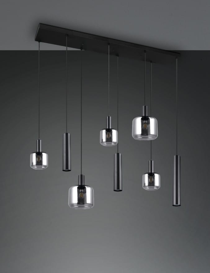 Lampa wisząca Mataro w kolorze czarnym z ośmioma źródłami światła E27/E14/GU10. Wisi na prostokątnej podstawie, z różnymi długościami szklanych kloszy i metalowych rur. Klosze mają przezroczyste boki, a całość utrzymana jest w nowoczesnym stylu.