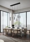 Lampa wisząca Mataro w kolorze czarnym z ośmioma źródłami światła (E27/E14/GU10), zawieszona na długich linkach, umieszczona nad białym stołem w nowoczesnej jadalni z dużymi oknami i roślinnością w tle.