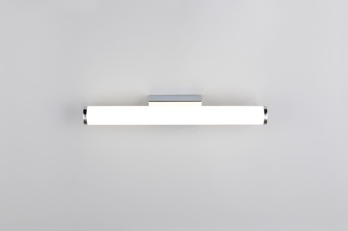 Kinkiet Mattimo w chromie z jedną diodą LED, 4,3W, 4000K. Prosta forma z białym, prostokątnym kloszem i metalową podstawą. Ujęcie frontalne, zamontowany na jasnym tle. Ochrona IP44, idealny do łazienki lub innych wilgotnych pomieszczeń.
