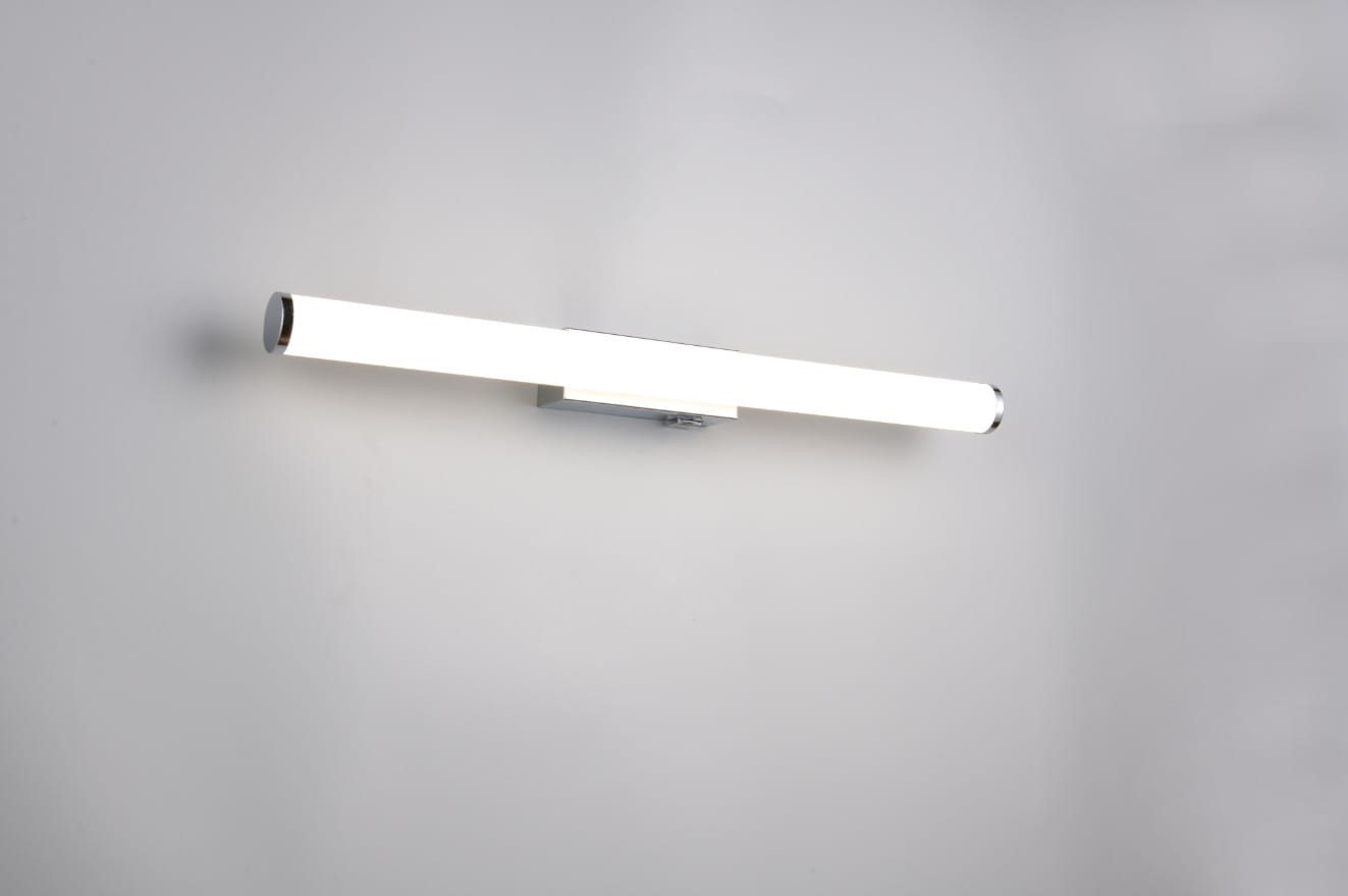 Kinkiet Mattimo z jedną diodą LED, moc 6,5 W, barwa światła 4000K. Chromowana oprawa w formie prostokątnej listwy z białym źródłem światła, zamontowany na gładkiej ścianie. Klasa ochrony IP44.