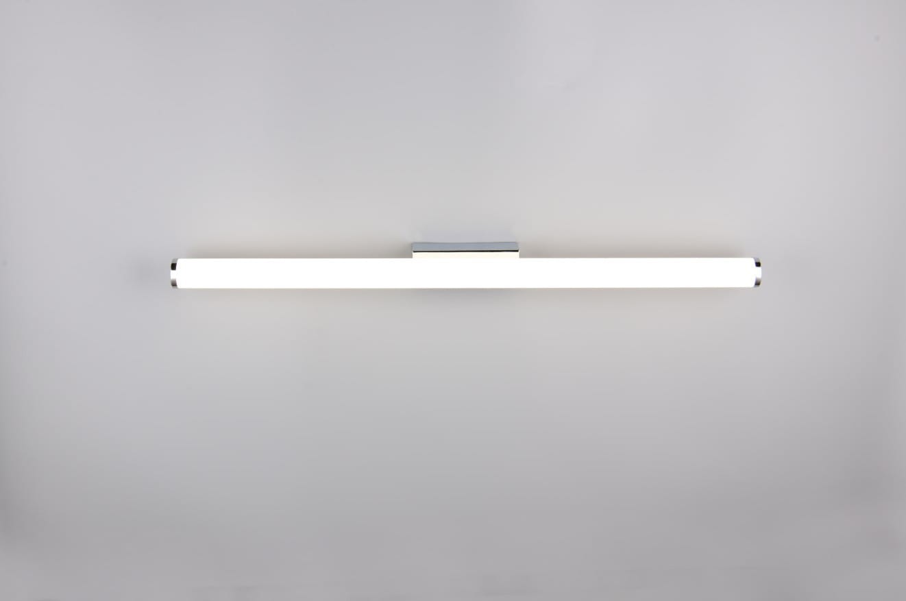 Kinkiet Mattimo z jedną diodą LED o mocy 8,6W, barwie 4000K i stopniu ochrony IP44. Produkt w chromowanej obudowie, o prostokątnym kształcie, zamontowany na gładkiej, jasnej ścianie.