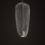Lampa wisząca Pumpkin S w kolorze jasnoszarym, wykonana z cienkich metalowych prętów, o opływowym kształcie. Widoczny jeden gwint na żarówkę GU10. Zawieszona na cienkim przewodzie, na tle ciemnego tła.