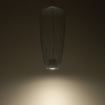 Lampa wisząca Pumpkin S w kolorze jasnoszarym o kształcie stożkowatym z cienkimi, metalowymi prętami. Zawieszona na cienkim przewodzie, z widoczną żarówką GU10 emitującą światło w dół, na tle ciemnej ściany.