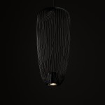 Lampa wisząca Pumpkin S w kolorze szarym, wykonana z cienkich metalowych prętów, o owalnym kształcie. Zawieszona na cienkim przewodzie, z miejscem na jedną żarówkę GU10. Tło ciemne, podkreślające nowoczesny design.