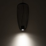 Lampa wisząca Pumpkin S w kolorze szarym, z metalową siatką w kształcie owalnym, zawieszona na cienkim przewodzie. Źródło światła GU10 w dolnej części, emitujące jasne światło na ścianę. Tło ciemne, podkreślające design lampy.