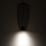 Lampa wisząca Pumpkin S w kolorze szarym z metalową konstrukcją w formie siatki. Zawieszona na cienkim przewodzie, emitująca światło w dół. Widoczny detal na ścianie, tworzący delikatny efekt świetlny.