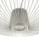 Lampa wisząca Pumpkin M w jasnoszarym kolorze, z metalowym, siateczkowym kloszem i miejscem na żarówkę GU10. Ujęcie z dołu, ukazujące detal mocowania oraz wykończenia.