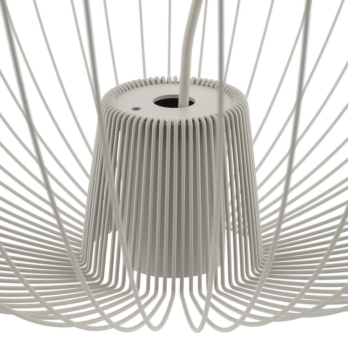 Lampa wisząca Pumpkin M w kolorze jasnoszarym, z metalowym kloszem w formie siatki. Widoczne mocowanie na żarówkę GU10 oraz przewód zasilający. Ujęcie z bliska, ukazujące detal konstrukcji.