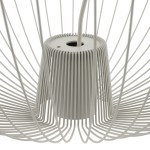 Lampa wisząca Pumpkin M w kolorze jasnoszarym, z metalowym kloszem w formie siatki. Widoczne mocowanie na żarówkę GU10 oraz przewód zasilający. Ujęcie z bliska, ukazujące detal konstrukcji.