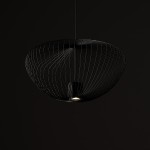 Lampa wisząca Pumpkin M w kolorze szarym, wykonana z metalowych linek w formie ażurowej kopuły. Ujęcie z dołu, ukazujące źródło światła GU10. Tło ciemne, podkreślające nowoczesny design.