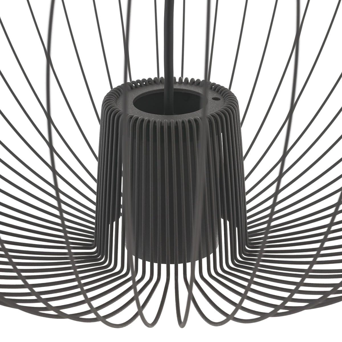 Lampa wisząca Pumpkin M w kolorze szarym, z metalową, siatkową konstrukcją, widok z góry na uchwyt z otworem na żarówkę GU10. Produkt ma okrągły kształt i jest zawieszony na cienkim kablu.