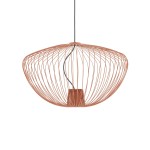 Lampa wisząca Pumpkin M w kolorze ceglastym, wykonana z cienkich metalowych prętów w formie owalnej, z widocznym miejscem na żarówkę GU10. Zawieszona na czarnym przewodzie, prezentuje nowoczesny design.