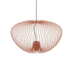 Lampa wisząca Pumpkin M w kolorze ceglastym, wykonana z metalowej siatki, o okrągłym kształcie. Umożliwia montaż żarówki GU10. Produkt zawieszony na czarnym przewodzie, widok z dołu, podkreślający lekkość konstrukcji.