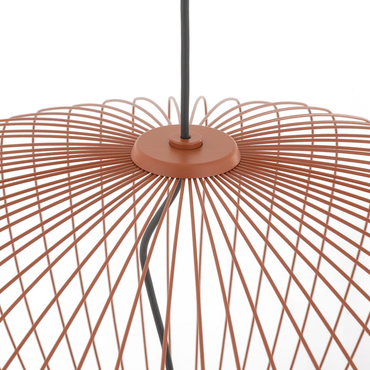 Lampa wisząca Pumpkin M z ceglastego metalu, w kształcie okrągłej siatki, z pojedynczym trzonkiem GU10. Ujęcie z góry, pokazujące detal mocowania i cienkie pręty tworzące konstrukcję. Idealna do nowoczesnych wnętrz.