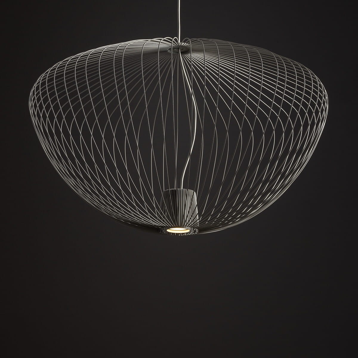 Lampa wisząca Pumpkin L w kolorze jasnoszarym. Okrągła, siatkowa konstrukcja z metalowych drutów, z miejscem na żarówkę GU10. Zawieszona na cienkim kablu, prezentuje nowoczesny design. Tło ciemne, co podkreśla detal konstrukcji.