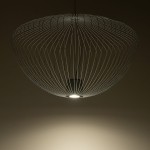 Lampa wisząca Pumpkin L w kolorze jasnoszarym z metalowej siatki. Okrągły kształt z otwartą dolną częścią, z widocznym źródłem światła GU10. Wisi na cienkim przewodzie, a tło jest ciemne, co podkreśla jej subtelny design.