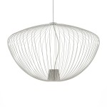 Lampa wisząca Pumpkin L w kolorze jasnoszarym, wykonana z cienkich metalowych drutów tworzących opalizującą, owalną formę. Ujęcie z przodu, zawieszona na długim przewodzie. Przeznaczona na żarówkę GU10.