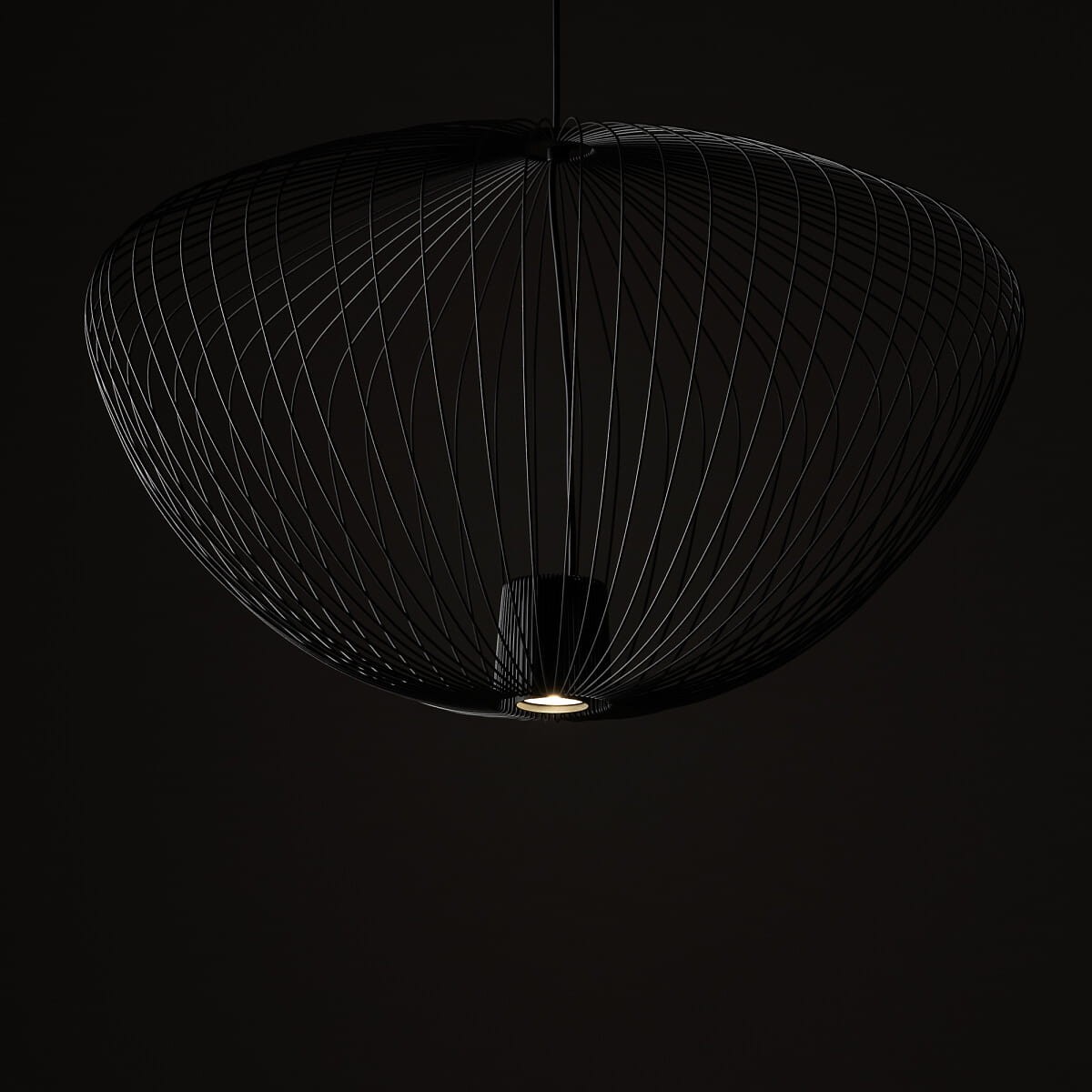 Lampa wisząca Pumpkin L w kolorze szarym, wykonana z cienkich metalowych prętów tworzących okrągły kształt. Ujęcie z dołu, z wyeksponowanym źródłem światła GU10 w centralnej części. Tło w ciemnym kolorze, co podkreśla lekkość konstrukcji.