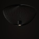 Lampa wisząca Pumpkin L w kolorze szarym, wykonana z cienkich metalowych prętów tworzących okrągły kształt. Ujęcie z dołu, z wyeksponowanym źródłem światła GU10 w centralnej części. Tło w ciemnym kolorze, co podkreśla lekkość konstrukcji.