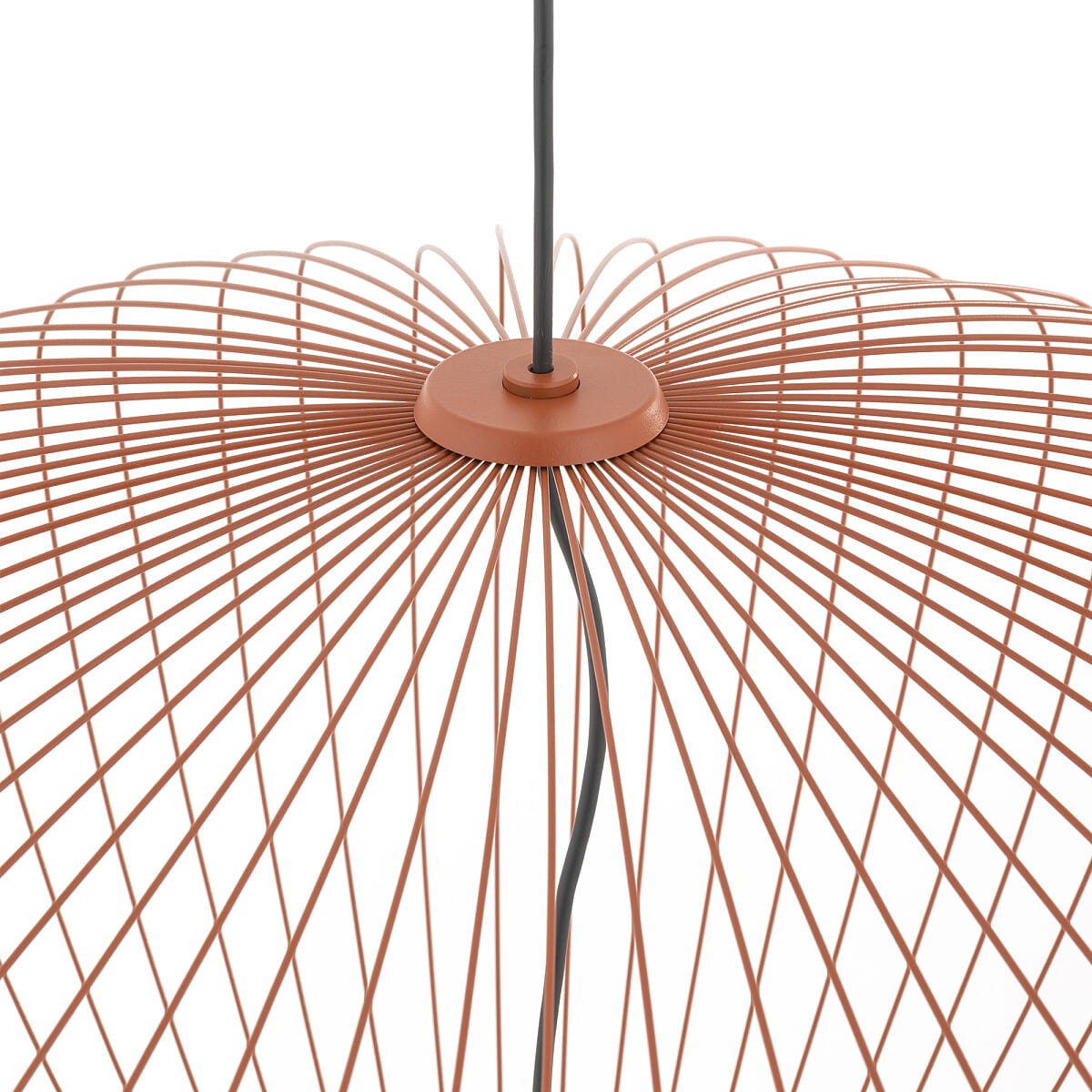Lampa wisząca Pumpkin L w kolorze ceglastym z metalową, siatkową konstrukcją. Ujęcie z góry pokazujące detal klosza i zawieszenia. Widoczne pojedyncze mocowanie na żarówkę GU10 oraz czarny przewód. Tło jasne, minimalistyczne.