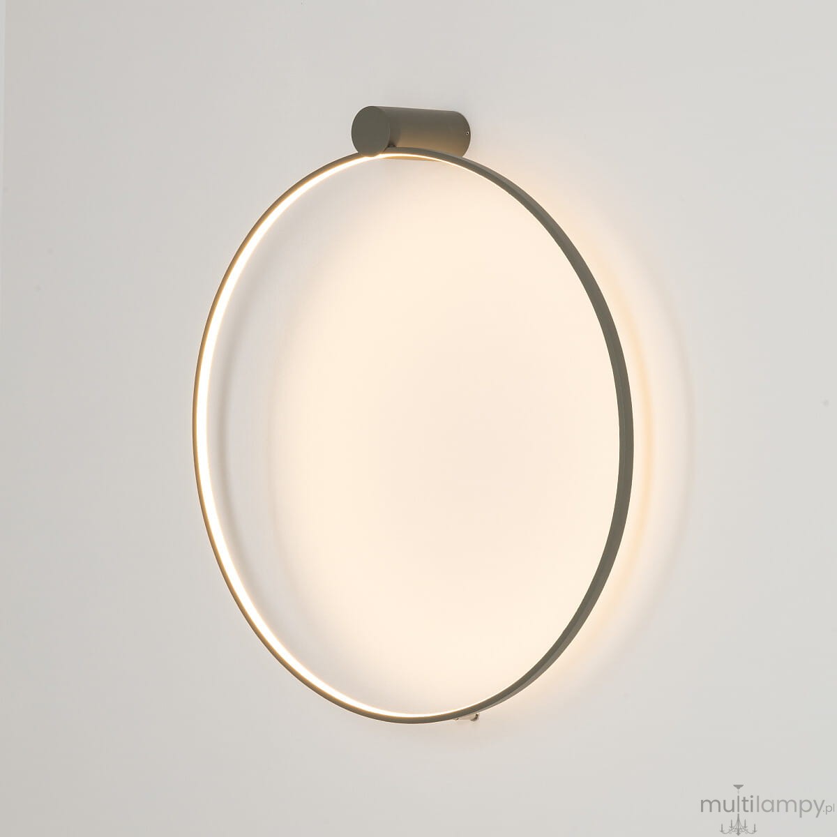 Lampa sufitowa Circolo M w kolorze oliwkowym z okrągłym korpusem. Źródło światła LED o mocy 21W i temperaturze barwowej 3000K. Montaż na ścianie lub suficie, minimalistyczny design z delikatnym podświetleniem.