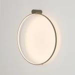 Lampa sufitowa Circolo M w kolorze oliwkowym z okrągłym korpusem. Źródło światła LED o mocy 21W i temperaturze barwowej 3000K. Montaż na ścianie lub suficie, minimalistyczny design z delikatnym podświetleniem.