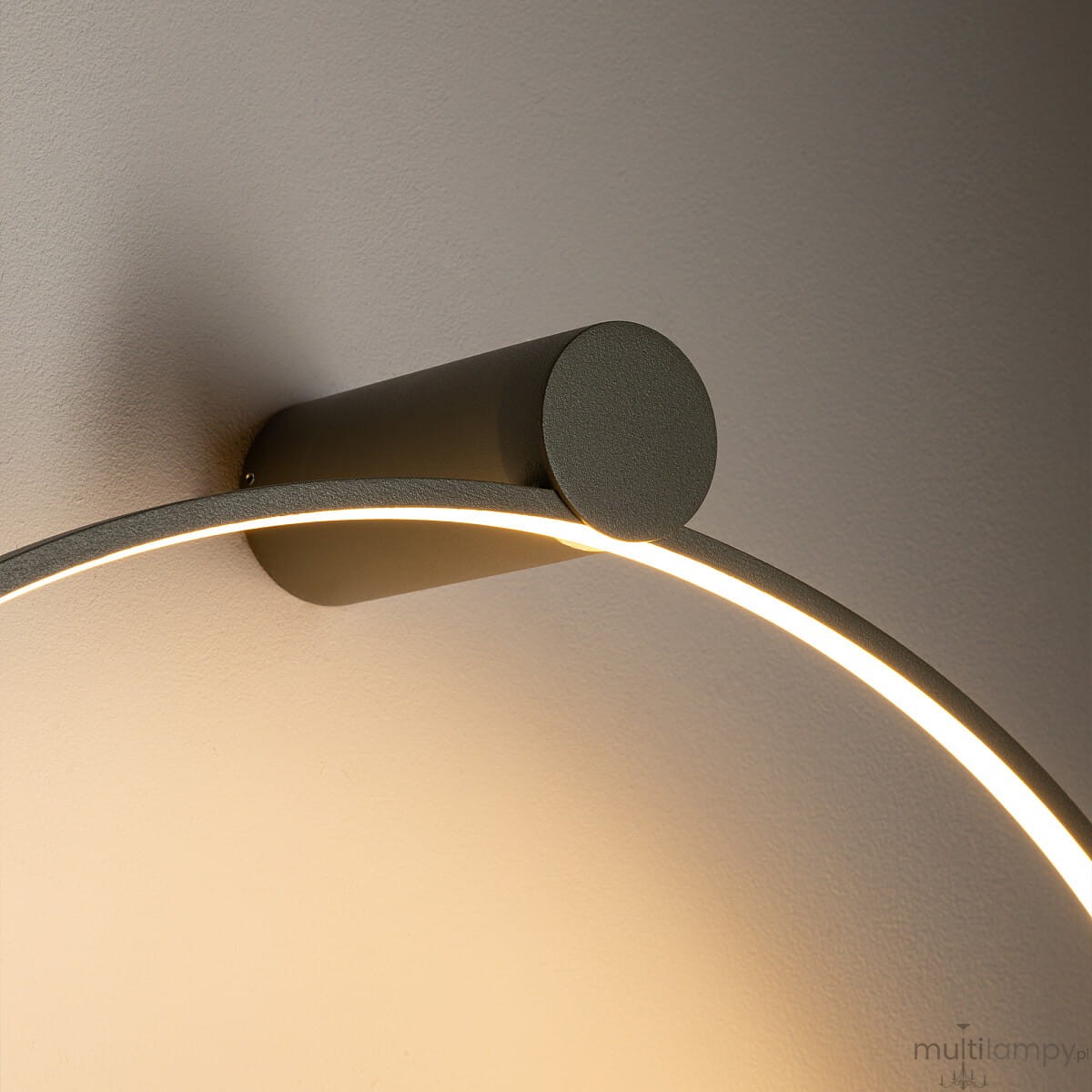 Lampa sufitowa Circolo M w kolorze oliwkowym, z metalowym mocowaniem, zbliżenie na okrągły element montażowy i delikatnie podświetlony łuk LED. Światło o temperaturze 3000K, nowoczesny design.