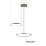Lampa wisząca Circolo D125 w kolorze oliwkowym, z trzema okrągłymi ramionami. Wykonana z metalu, z zamontowanymi diodami LED o mocy 45W i temperaturze barwowej 3000K. Zawieszona na cienkich linkach, z okrągłym, płaskim sufitem.