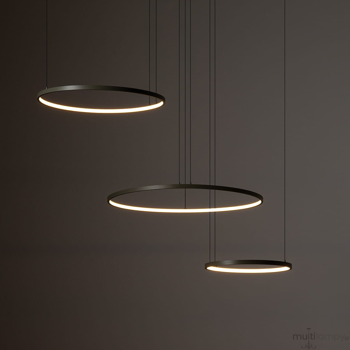 Lampa wisząca Circolo D125 z trzema okrągłymi elementami, w kolorze oliwkowym. Źródło światła LED o mocy 45W i temperaturze barwowej 3000K. Ujęcie z przodu, zawieszona na cienkich linkach, minimalistyczny design.