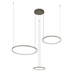 Lampa wisząca Circolo D125 w kolorze oliwkowym z trzema okrągłymi elementami LED. Zawieszona na cienkich linkach, z okrągłą podstawą sufitową. Wymiary okręgów różnią się, tworząc nowoczesny efekt świetlny.