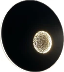 Kinkiet Savelo 2xLED/24W w kolorze czarnym, o okrągłym kształcie. Centralna część z diodami LED emituje ciepłe światło, a matowa czarna obudowa dodaje nowoczesności. Ujęcie frontalne, ukazujące detal lampy.