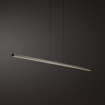 Lampa wisząca Bar L150 w kolorze oliwkowym, z minimalistycznym, prostokątnym kształtem, zawieszona na dwóch cienkich linkach. Źródło światła LED o mocy 32W, temperatura barwowa 3000K, emitujące ciepłe światło. Tło ciemne, podkreślające elegancki design.