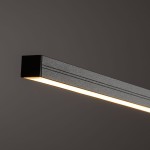 Lampa wisząca Bar L150 o prostokątnym kształcie, wykonana z metalu w kolorze oliwkowym, z wbudowanym źródłem LED 32W, emitującym ciepłe światło (3000K). Ujęcie zbliżeniowe ukazuje detal konstrukcji oraz krawędzie lampy.