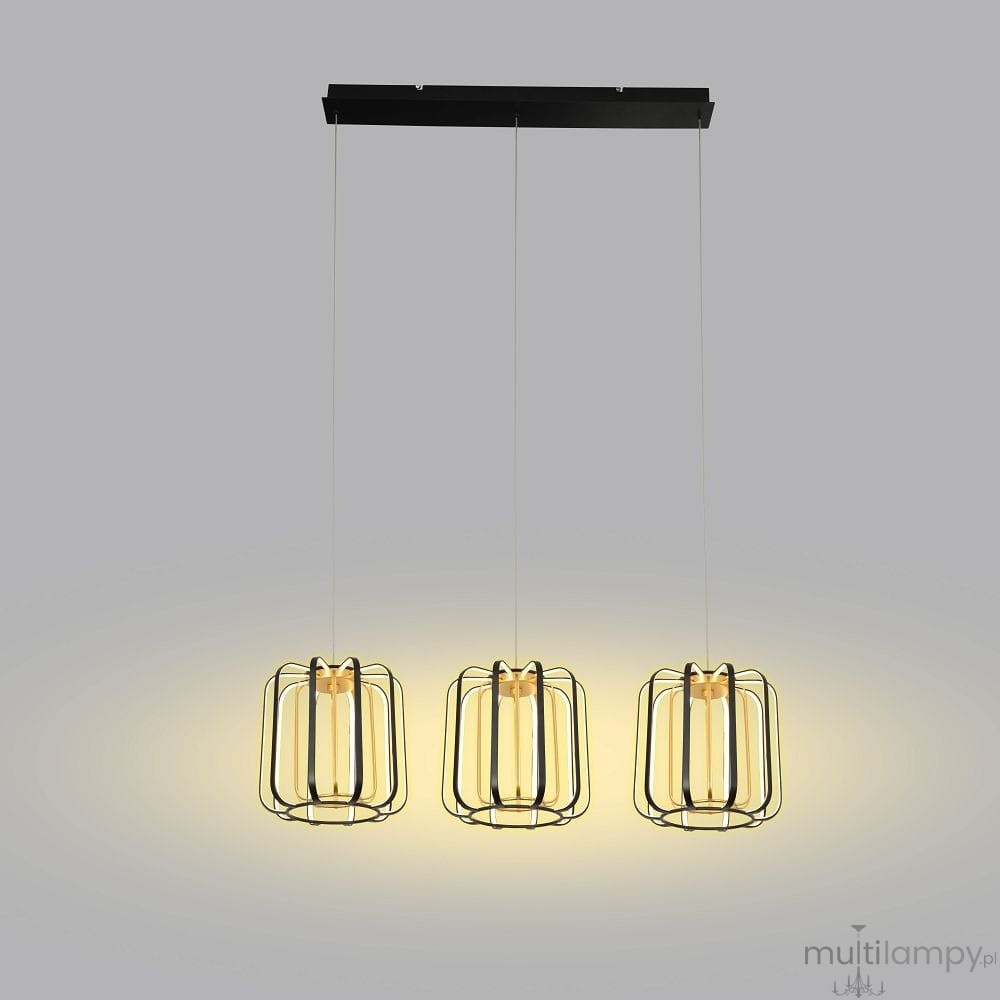 Lampa wisząca Xara z trzema źródłami LED, w kolorze czarnym i złotym. Klosze w kształcie prostokątnych siatek, zawieszone na cienkich linkach. Prosta, nowoczesna konstrukcja, zamontowana na płaskiej podstawie. Idealna do aranżacji wnętrz.