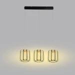 Lampa wisząca Xara z trzema źródłami LED, w kolorze czarnym i złotym. Klosze w kształcie prostokątnych siatek, zawieszone na cienkich linkach. Prosta, nowoczesna konstrukcja, zamontowana na płaskiej podstawie. Idealna do aranżacji wnętrz.
